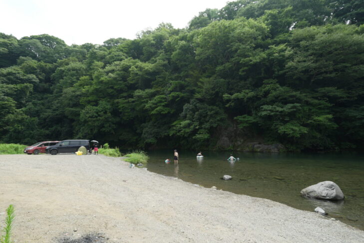 馬渡橋下河川敷の川遊びの様子