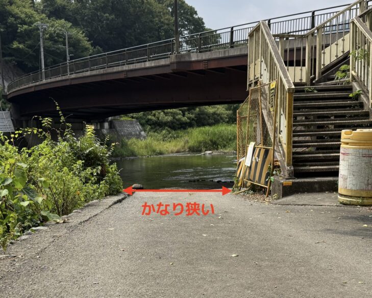 馬渡橋下河川敷の狭い通路