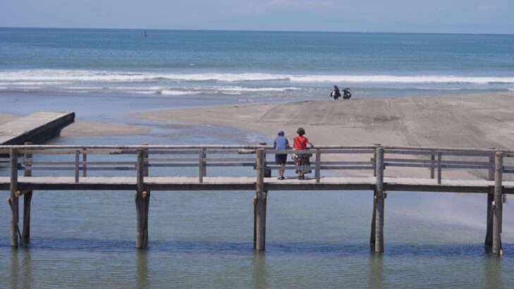 材木座海岸・材木座海岸と由比ヶ浜海岸をつなぐ橋