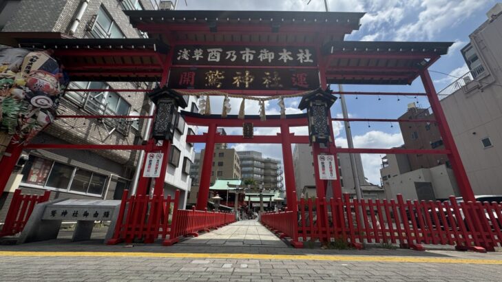 浅草鷲神社の鳥居と境内の様子