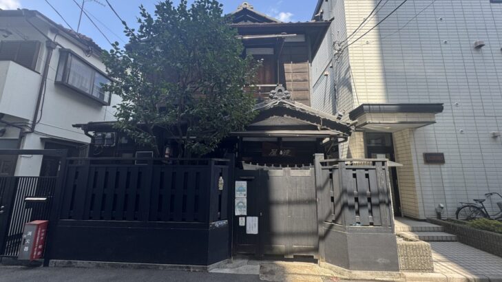 鶯谷にある古い日本家屋の居酒屋「鍵屋」の外観
