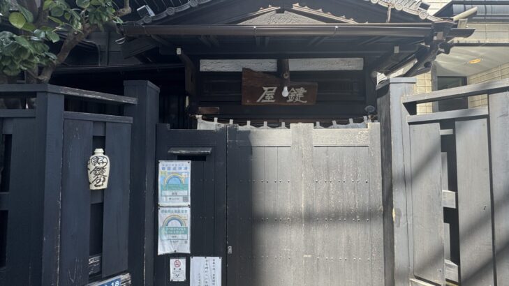 鍵屋のレトロな看板と電球