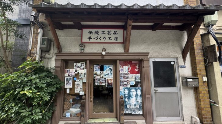 日本橋ゆうまの扉に貼られた『新参者』ポスターとチラシ