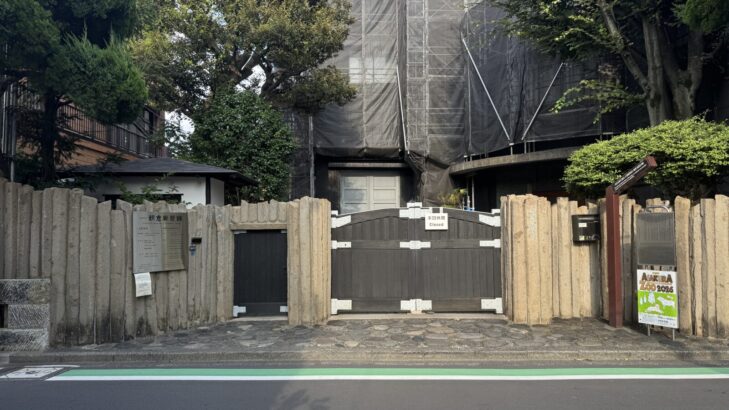 朝倉彫塑館の黒い建物の外観