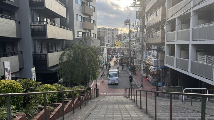谷中銀座商店街へと続く「夕焼けだんだん」の階段