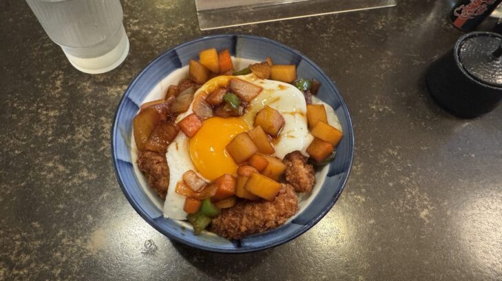 小春軒の名物・目玉焼きが乗ったカツ丼