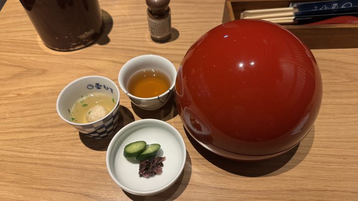運ばれてきた丸い蓋つきの丼