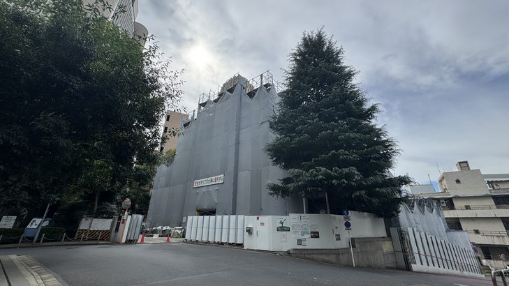 休業中の「山の上ホテル」の外観