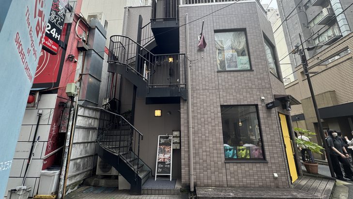 文学講義も行われる「Highlands Bar」の外観