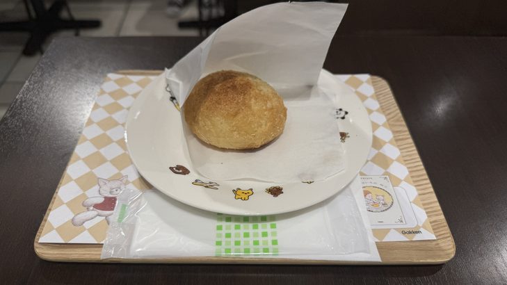 ブックハウスカフェのカフェにて。絵本『からすのパンやさん』のお皿に乗ったカレーパン