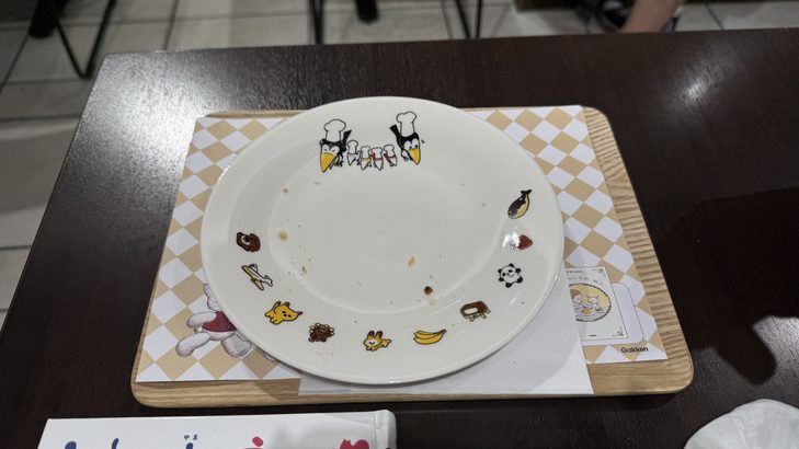 ブックハウスカフェで出てくるカレーパンのお皿。(絵本『からすのパンやさん』のお皿)
