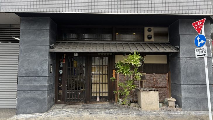 京都のおばんざいと日本酒の店「狐兎(こと)」の外観