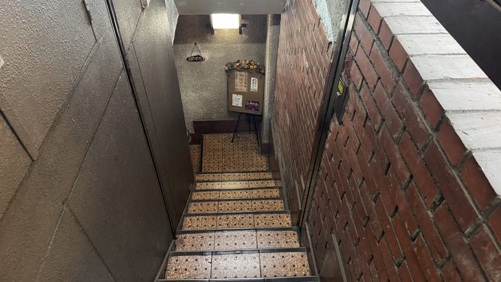 神保町の老舗喫茶店「神田伯剌西爾(ぶらじる)」の入り口階段