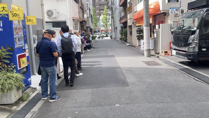 開店前から行列ができる「天ぷら いもや」の様子