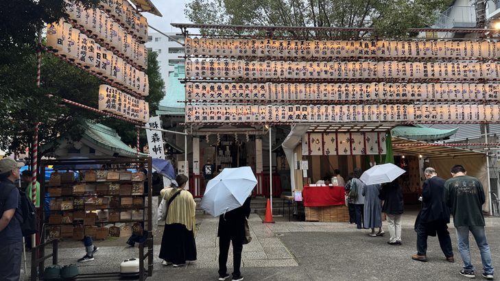 べったら市の提灯で埋め尽くされた椙森神社の境内