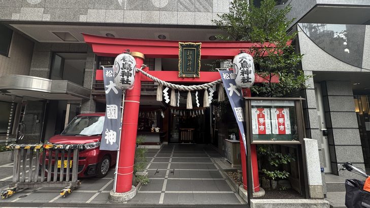 近代的なビルに組み込まれた松島神社