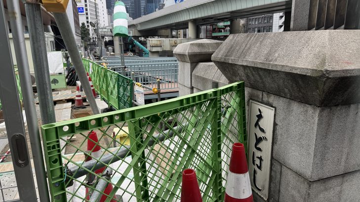 江戸橋の親柱と工事用の緑のフェンス